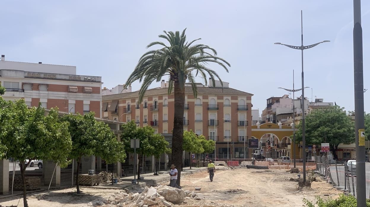 Obras en un tramo de la avenida José Solis de Cabra