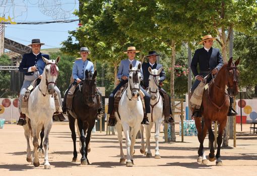 Caballistas en la calle Guadalquivir