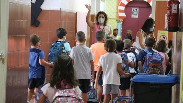 Padres del Colegio Virgen del Valle de Lucena se movilizan por la pérdida de plazas en Infantil