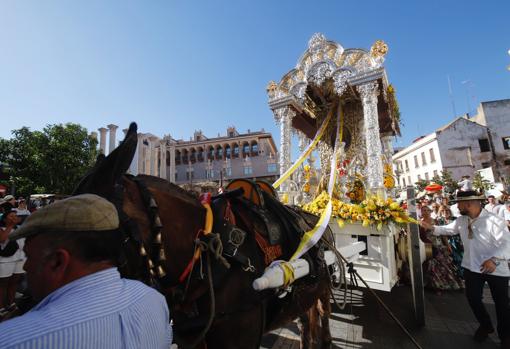 La carreta de la hermandad filial de Córdoba, con el Ayuntamiento detrás