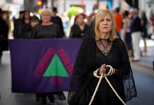 Al fondo, una representación de la bandera de Mariana Pineda