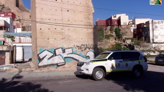 Ante el juez dos jóvenes por pintadas en el BIC de las torres califales de Almería
