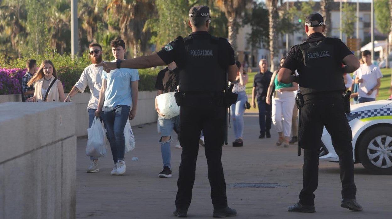 Agentes de la Policía Local, ayer controlando el acceso a la zona de botellón junto a la Feria