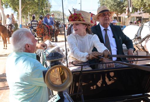 Una chica recibe una distinción en su coche de caballos