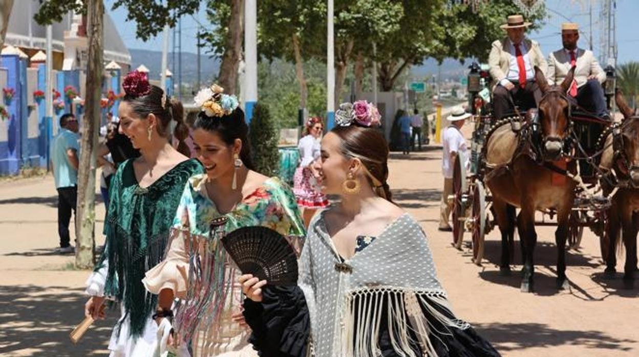 Un grupo de flamencas, con sus abanicos en El Arenal