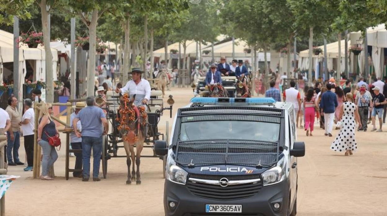 Una furgoneta de policía en esta Feria de 2022