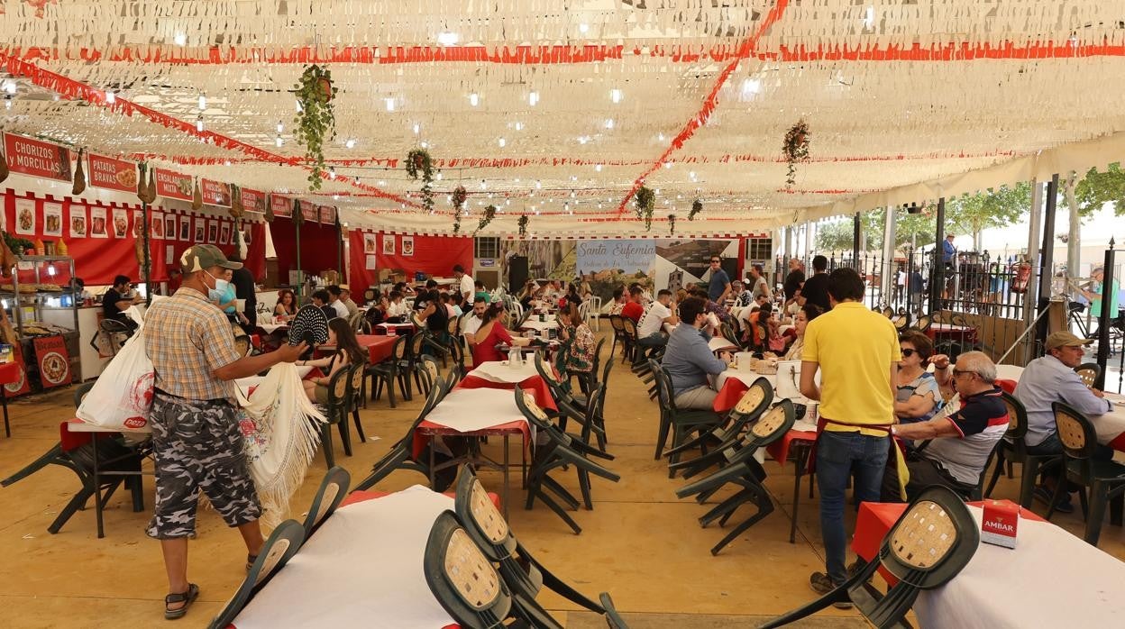 Interior de una caseta de la Feria de Córdoba especializada en comidas