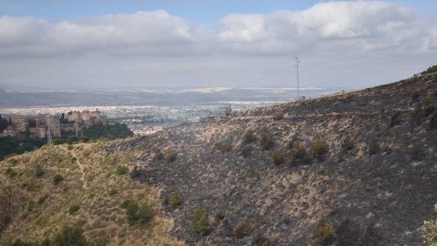 El incendio cercano a la Abadía del Sacromonte de Granada deja más de 100 hectáreas calcinadas a su alrededor