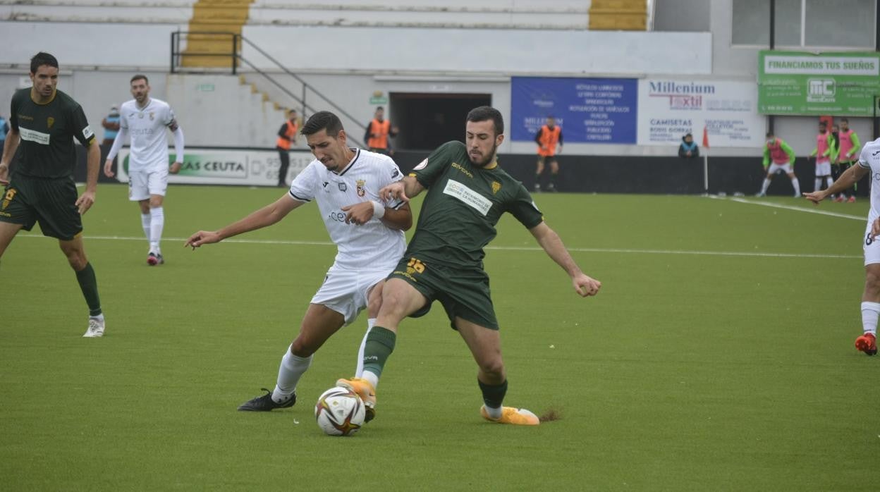 Carlos Puga lucha por el balón durante la visita del Córdoba CF a Ceuta