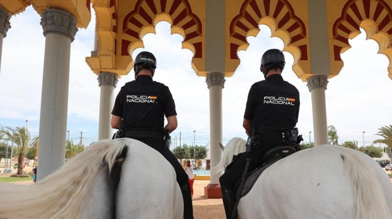 Dos agentes de policía en la Feria de este año