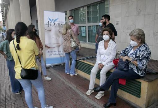 Rescatadoras a las puertas de la clínica abortista en avenida de Ollerías