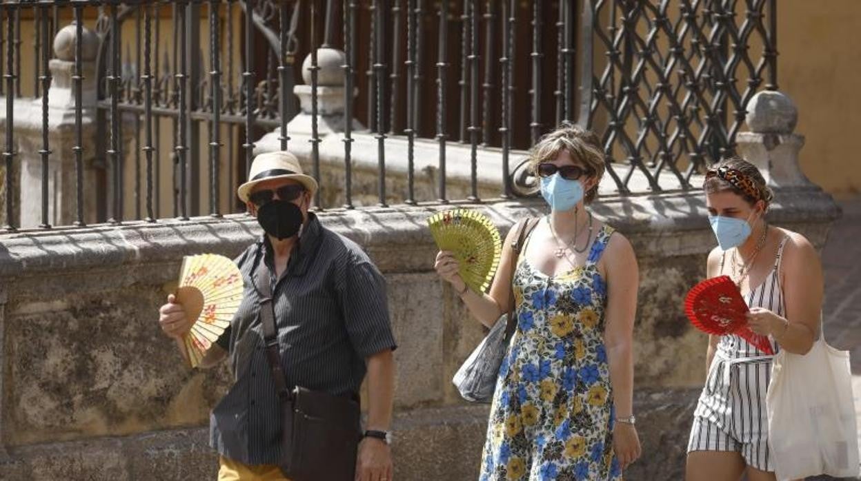 Turistas en Córdoba durante una ola de calor del pasado verano