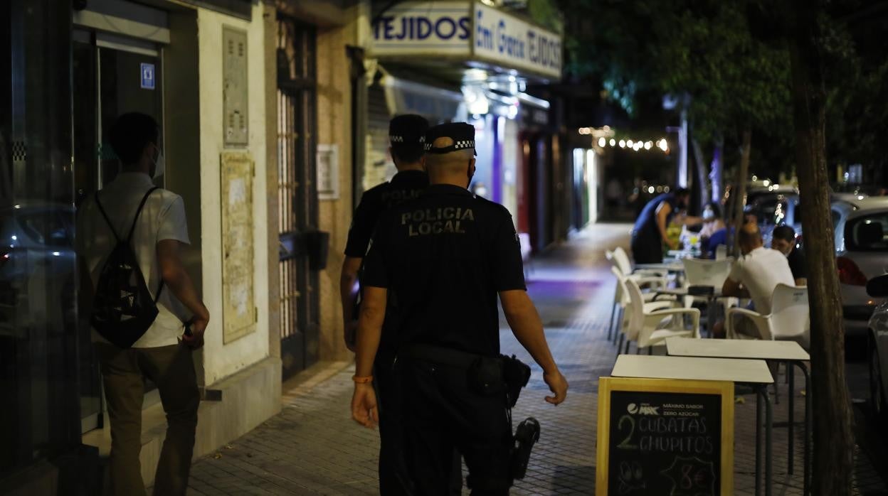 Agentes de la Policía Local patrullando de noche por Córdoba