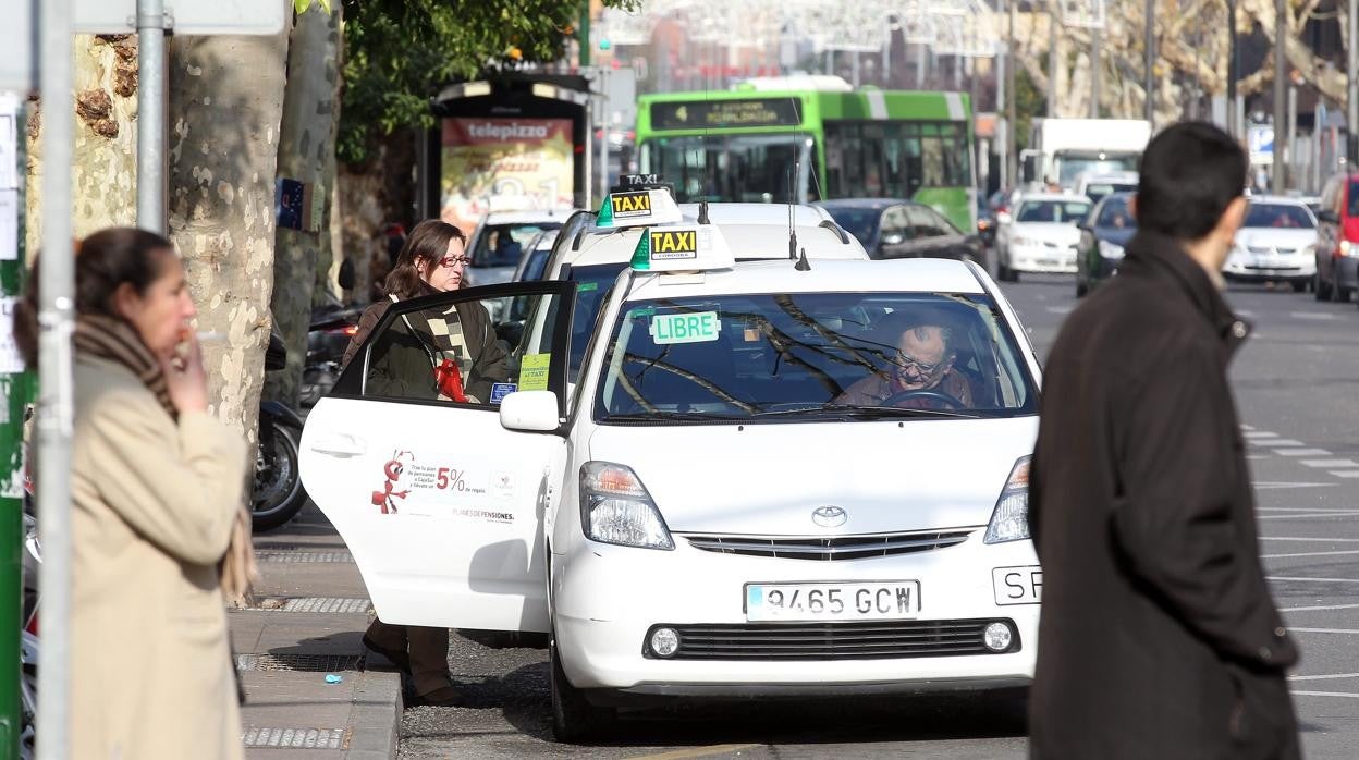 Una mujer fuma en una parada de taxis de Córdoba