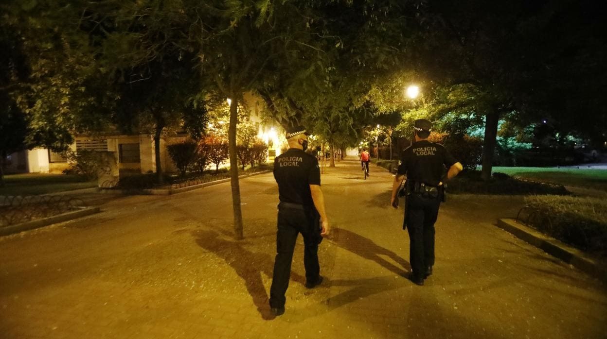 Agentes de la Policía Local patrulando de noche en Córdoba