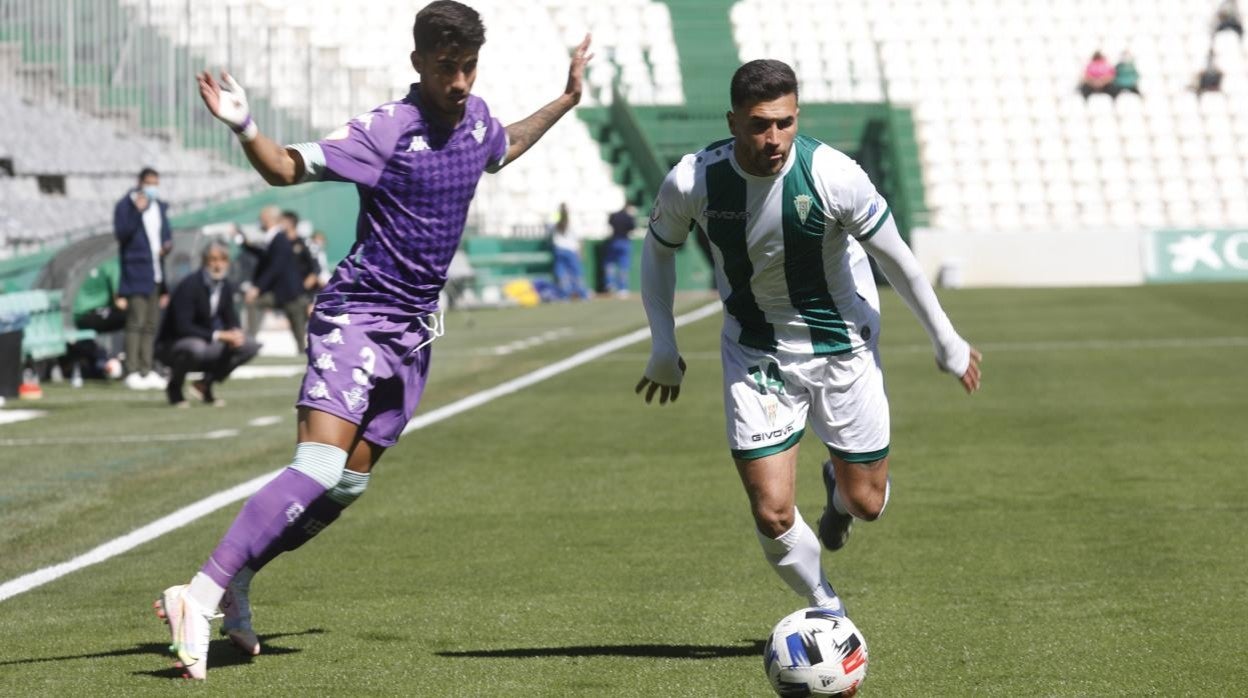 José Manuel Calderón persigue a Robles, en el Córdoba-Betis Deportivo de abril de 2021