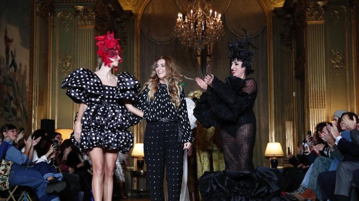 La actriz Rossy de Palma aplaude a Juana Martín durante su participación en la París Fashion Week de primavera-verano de 2020