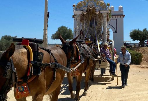 Fran Martínez, junto a la carreta del Simpecado de la filial de Córdoba