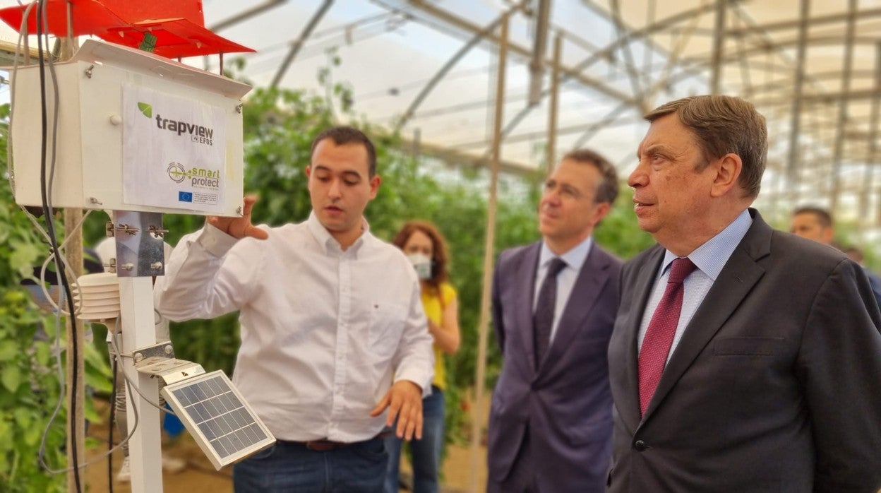 El ministro Planas durante su visita a la Estación Experimental de Cajamar en El Ejido.