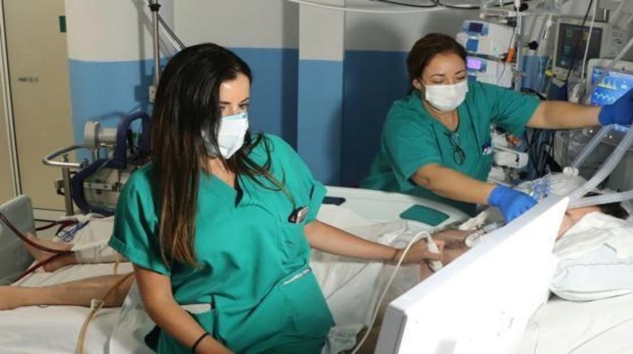 Sanitarios en un centro de Córdoba