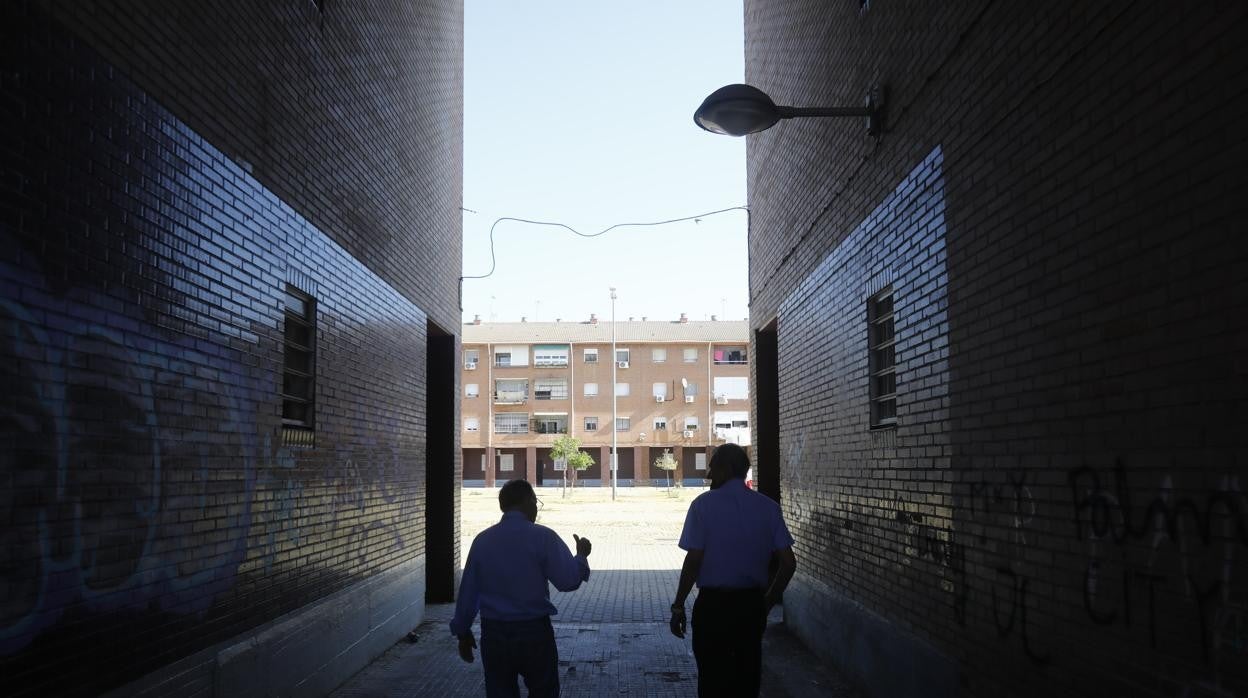 Dos vecinos en el barrio de Las Palmeras, uno de los más pobres de España