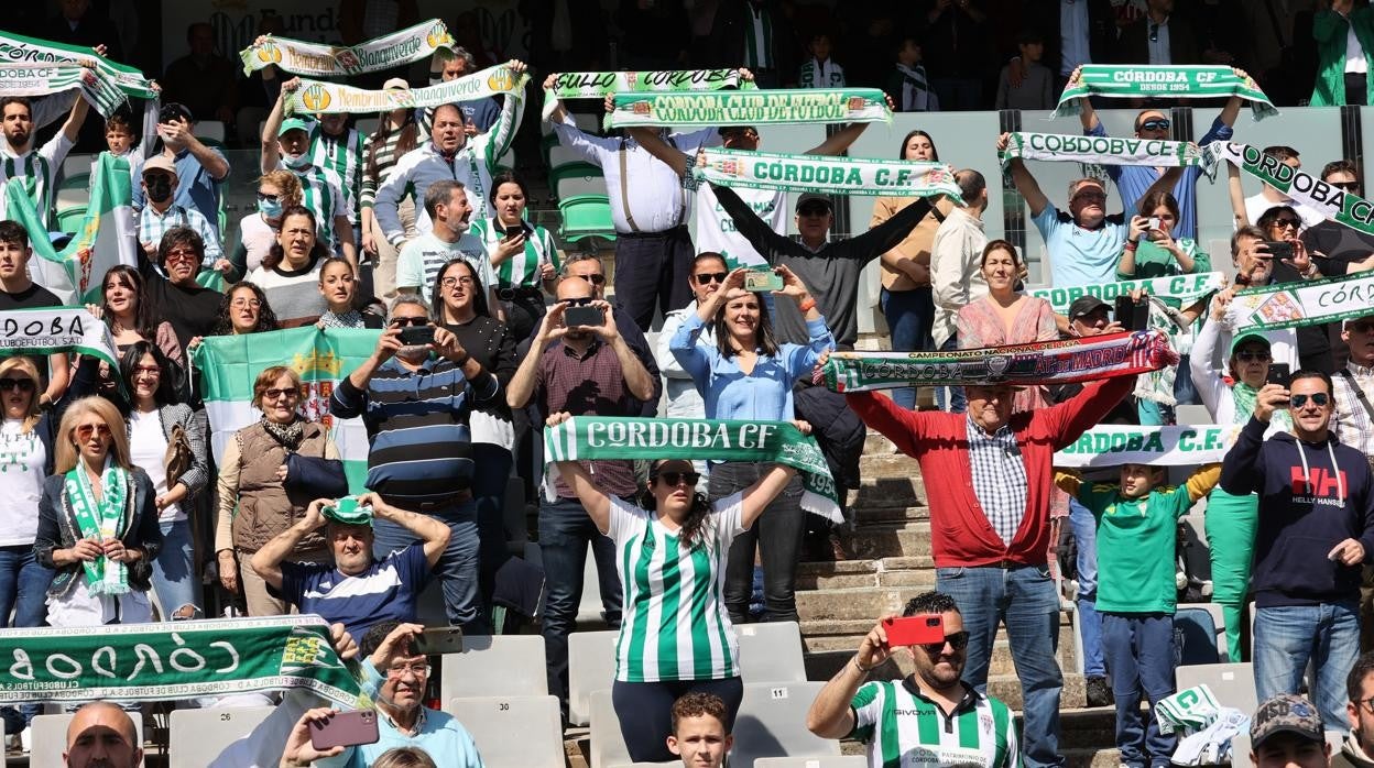 La afición del Córdoba CF anima al equipo en un partido de esta temporada en El Arcángel