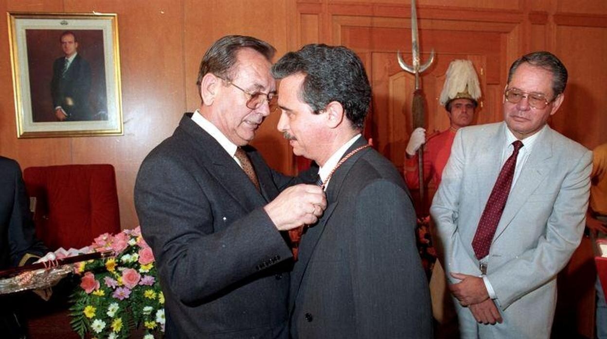Ignacio Muñoz de la Espada, a la derecha, en la toma de posesión de Herminio Trigo como alcalde, en 1991