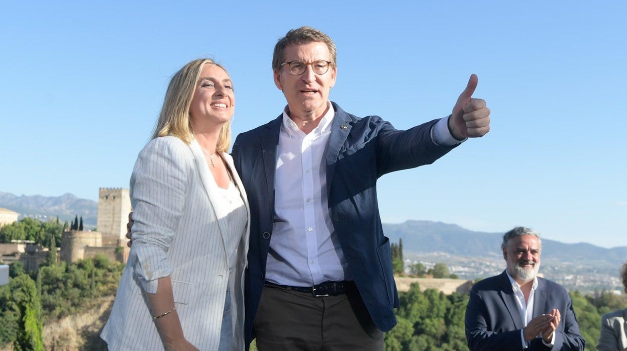 El presidente del PP nacional, Alberto Núñez Feijóo, junto a la número uno por Granada estas andaluzas, Marifrán Carazo