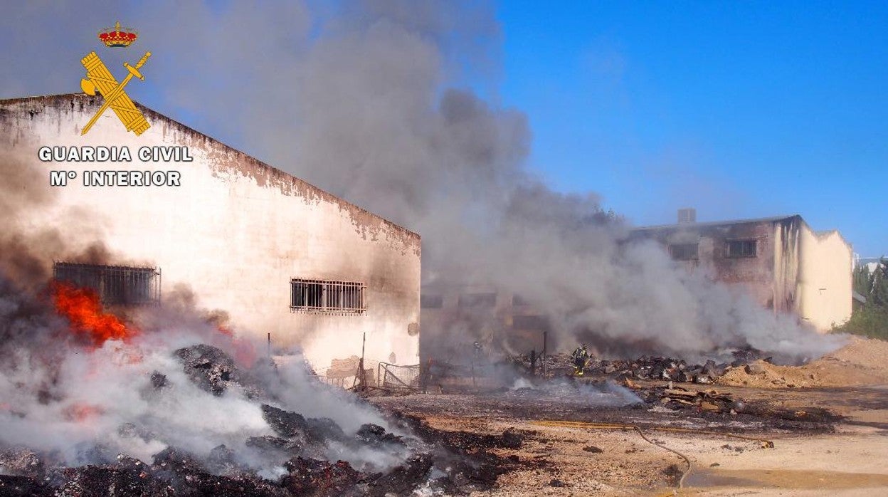 El incendio se ha producido en una nave de Torredonjimeno