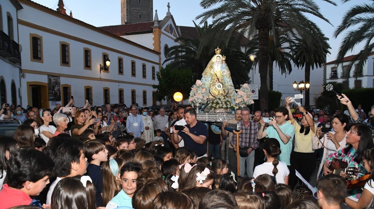 La Virgen, a hombros de sus vecinos