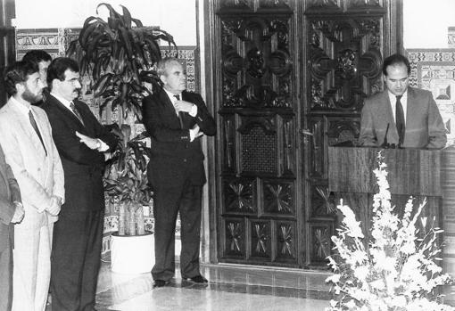 Manuel Chaves toma posesión por primera vez como presidente de la Junta de Andalucía, el 25 de julio de 1990, en presencia de su antecesor, José Rodríguez de la Borbilla (segundo por la izquierda)