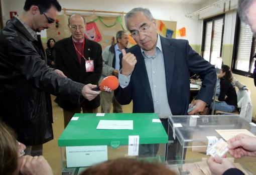 Alfonso Guerra vota el 9 de marzo de 2008 en un colegio electoral de Sevilla