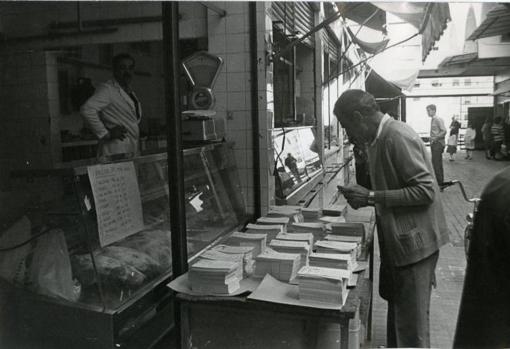 Un hombre elige su papeleta en una mesa electoral improvisada para las elecciones autonómicas de 1982