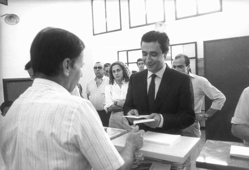 Un jovencísimo Javier Arenas vota en las elecciones autonómicas de 1986