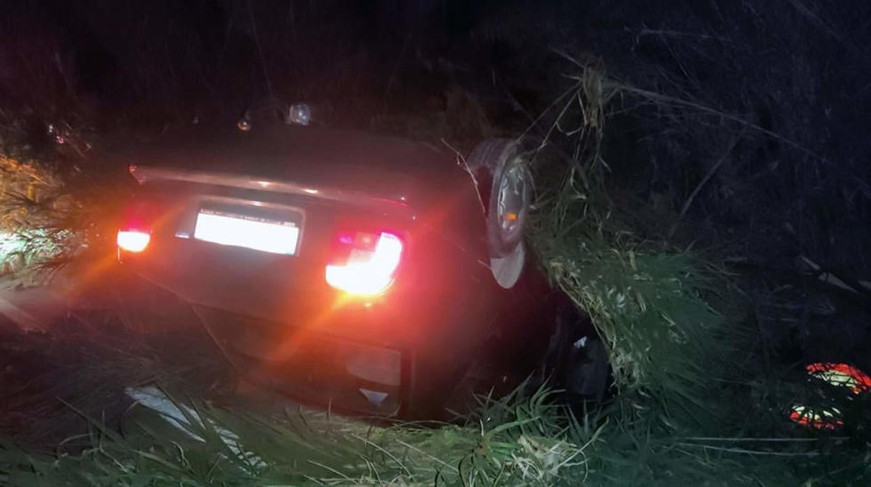 Imagen del coche que ha volcado esta madrugada en Lucena