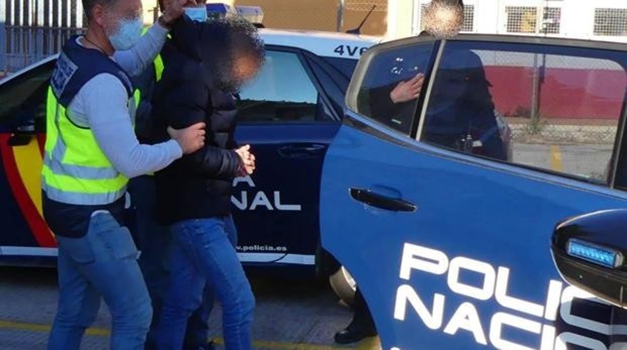 La Policía detiene a una persona durante una intervención