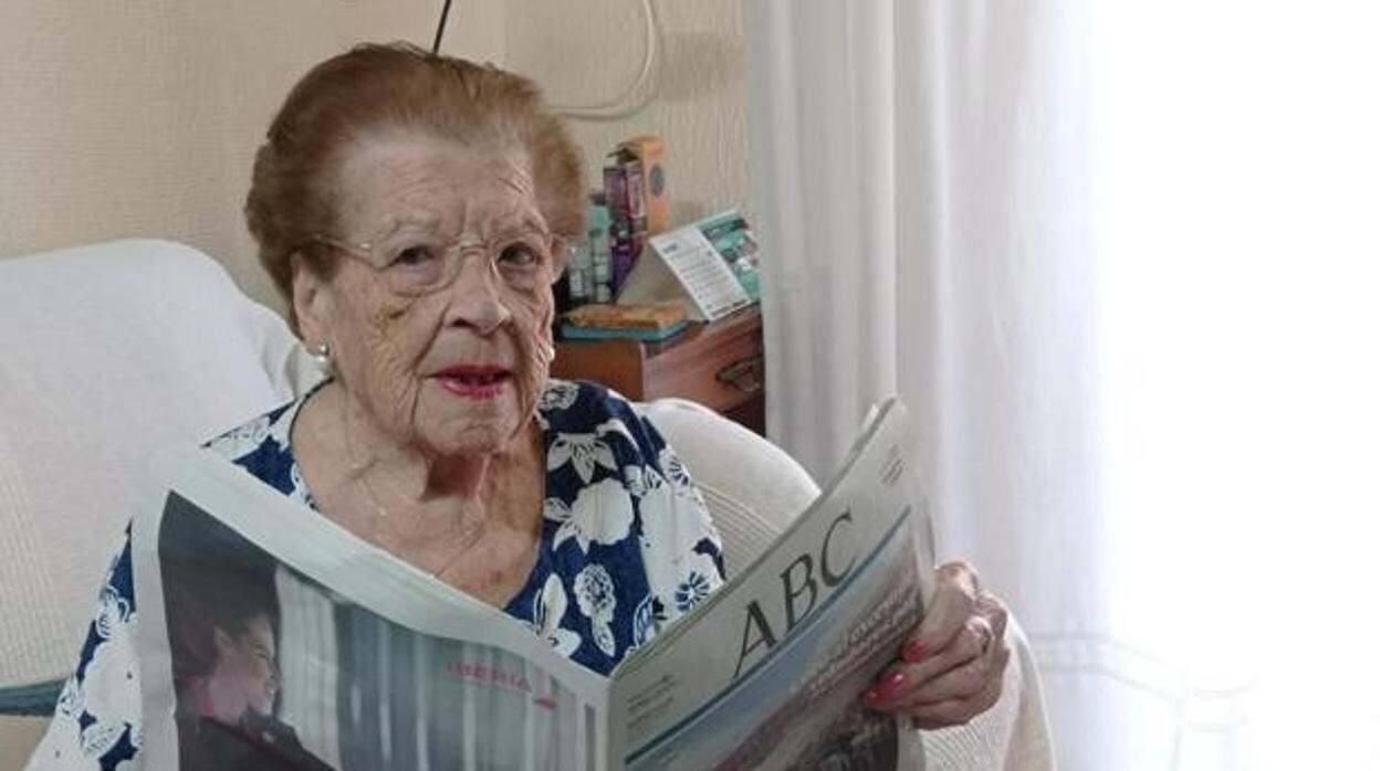 Mimi posa con su ejemplar de ABC tras cumplir los 100 años