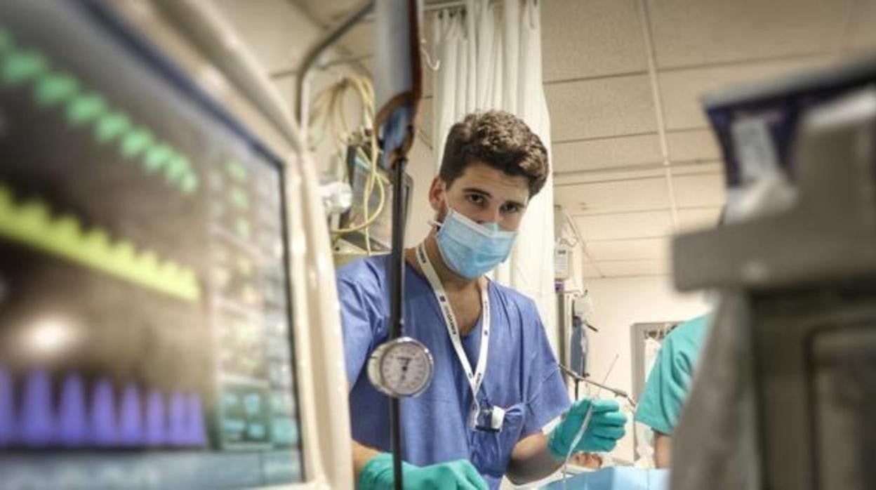 Un médico trabajando en el hospital de Córdoba