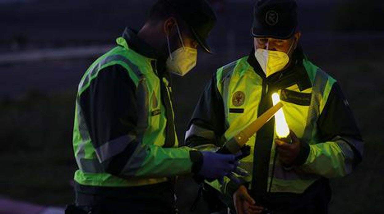 Dos agentes de Tráfico de la Guardia Civil