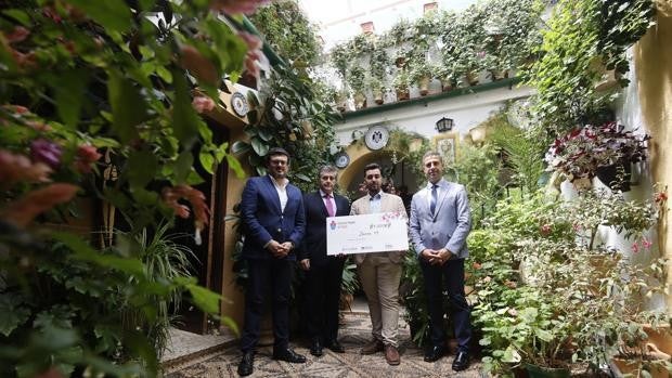 Zarco, 13 recibe el Premio al 'Mejor Patio por Votación popular' de ABC Córdoba