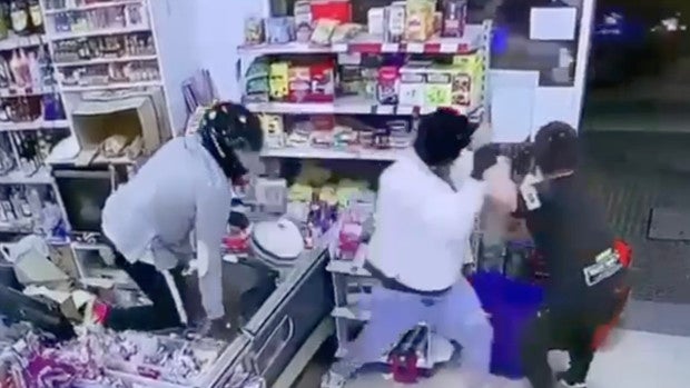 A puñetazos contra dos atracadores en su bazar para evitar que le robaran la caja a punta de pistola