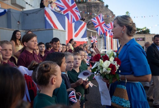 La condesa de Wessex habla con algunos escolares de Gibraltar