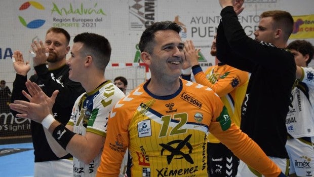 Balonmano | Álvaro de Hita renueva hasta 2023 con el Ángel Ximénez Puente Genil