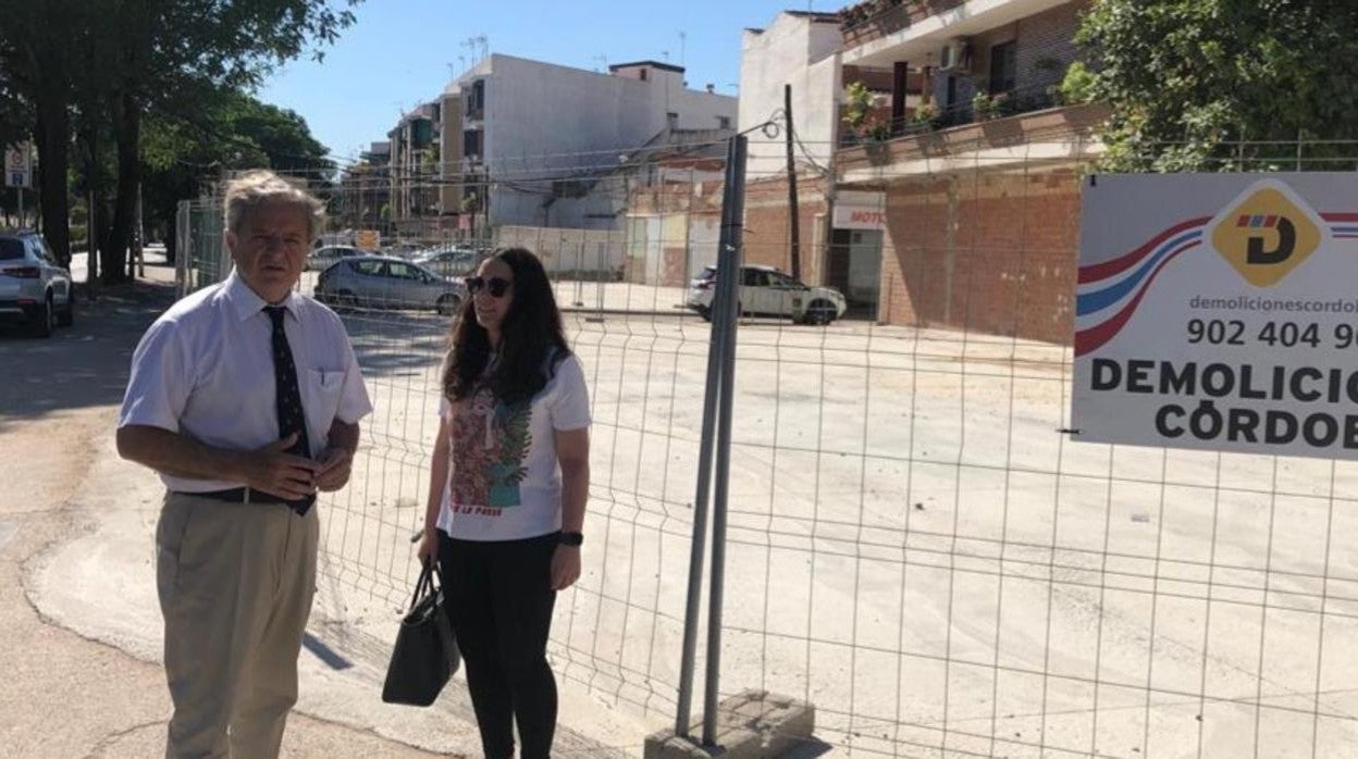 Fuentes junto con una representante vecinal en le terreno liberado para aparcamiento provisional