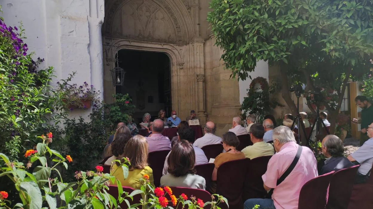Presentación del libro en el patio del convento de Santa Marta