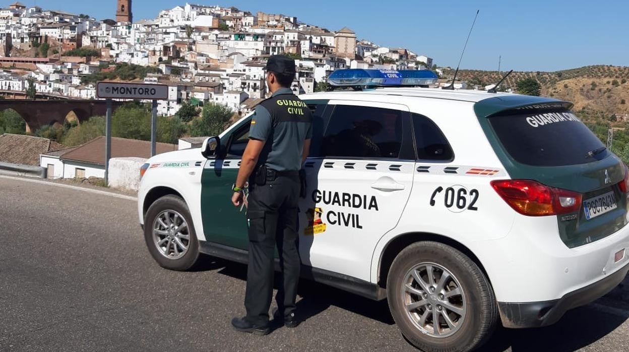 Imagen de un agente de la Guardia Civil en un acceso a Montoro