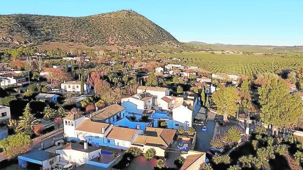 El alcalde de Lucena anima a los vecinos de Campo de Aras a que presenten una declaración DAFO