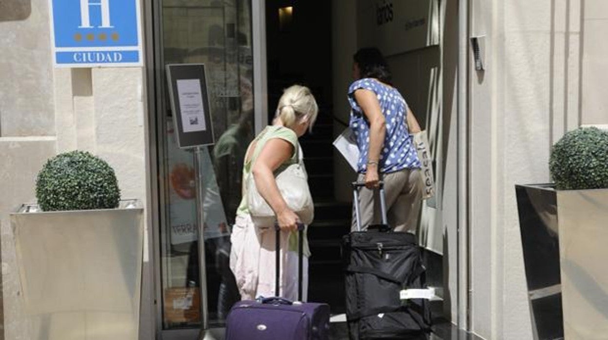 Turistas en un hotel del centro de Málaga