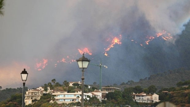 Moreno confía en que el incendio de Pujerra (Málaga) se pueda «controlar» a lo largo de este jueves