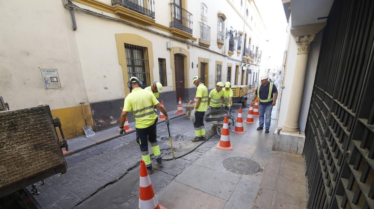 Operarios reparan el socavón de la calle Alfaros este viernes